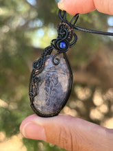 Load image into Gallery viewer, Artisan cab (Marina Rabinskaya) dragon vein agate with lapis lazuli gem accent wire wrapped pendant necklace