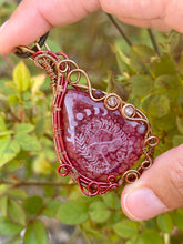 Load image into Gallery viewer, ARTISAN CAB (Marina Rabinskaya) dragon vein agate with Mookaite + citrine gem accents wire wrapped pendant necklace
