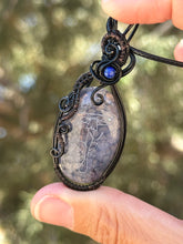 Load image into Gallery viewer, Artisan cab (Marina Rabinskaya) dragon vein agate with lapis lazuli gem accent wire wrapped pendant necklace