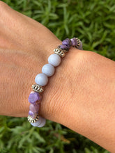Load image into Gallery viewer, Charoite stretchy gem bracelet size 6.75”-7” l