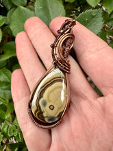 Load image into Gallery viewer, Order for deidre Schalenblende Wire Wrapped Pendent Necklace