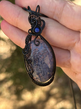 Load image into Gallery viewer, Artisan cab (Marina Rabinskaya) dragon vein agate with lapis lazuli gem accent wire wrapped pendant necklace
